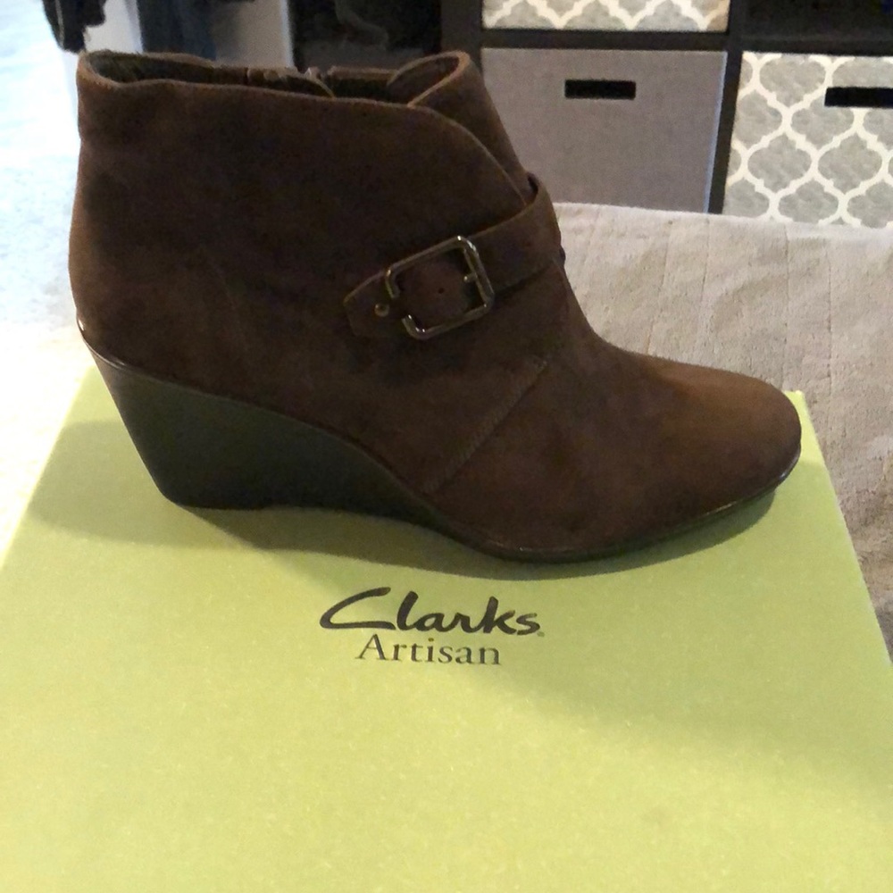 NWOT-Clark’s brown suede ankle boots 9.5m. - Picture 2 of 8
